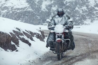 Una persona conduce una motocicleta durante las fuertes nevadas en Altay, China.