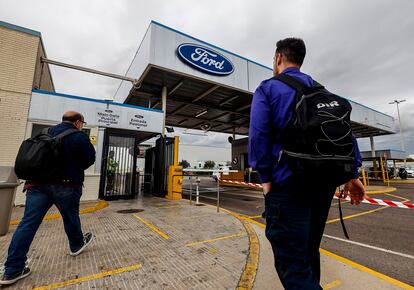 Dos trabajadores en la fábrica de Ford, a 12 de junio de 2024, en Almussafes, Valencia.