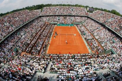 Panorámica de la pista central de Roland Garros durante la final de 2010 entre Rafael Nadal y Robin Soderling.