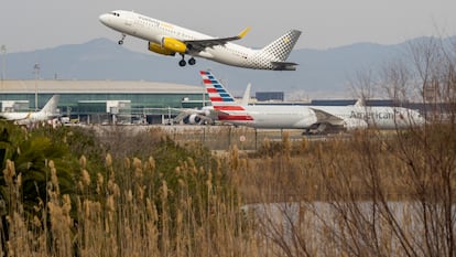 Un avión de Vueling en el aeropuerto de El Prat, en Barcelona
