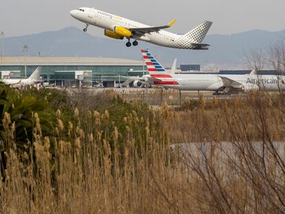 Un avión de Vueling despega del aeropuerto de El Prat, en una fotografía de marzo pasado.