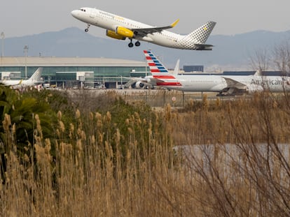 Un avión de Vueling en el aeropuerto de El Prat, en Barcelona