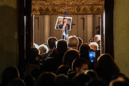 Una fotografía de Constantino II y su esposa Ana Mariá cuelga de una bandera nacional griega en la capilla de San Eleftherios de Atenas, este lunes. 