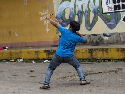 Un joven lanza una piedra en Jinotepe (Nicaragua).