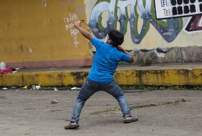 Un joven lanza una piedra en Jinotepe (Nicaragua).