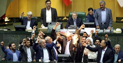 Grupo de deputados queimou uma bandeira dos EUA no Parlamento iraniano nesta quarta-feira