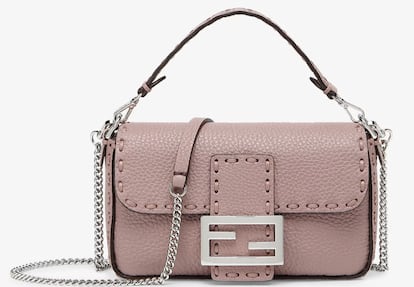 El bolso Baguette mini de Fendi es el epítome del lujo artesanal. Confeccionado en piel Cuoio Romano rosa malva, destaca por sus 309 macropespuntes hechos amano, un guiño al legado Selleria que la 'maison' cultiva desde 1925. Un modelo icónico que no deja de renovarse temporada tras temporada considerado una auténtica obra de arte ‘made in Italy’.