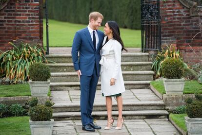 El príncipe británico y la actriz estadounidense han llegado a la sesión de fotos cogidos de la mano. Las sonrisas y las miradas cómplices han protagonizado su posado ante los medios de comunicación.