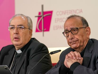 El secretario general de la Conferencia Episcopal, César García Magán (izquierda) y el presidente, Juan José Omella, en la sede de la organización el martes.