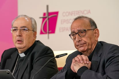 El secretario general de la Conferencia Episcopal, César García Magán (izquierda) y el presidente, Juan José Omella, en la sede de la organización el martes.