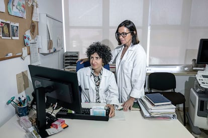 Àngels Martínez-Ferrer (izquierda) y Almudena Mateu, en la consulta compartida de reumatología y dermatologías del hospital Doctor Peset (Valencia).