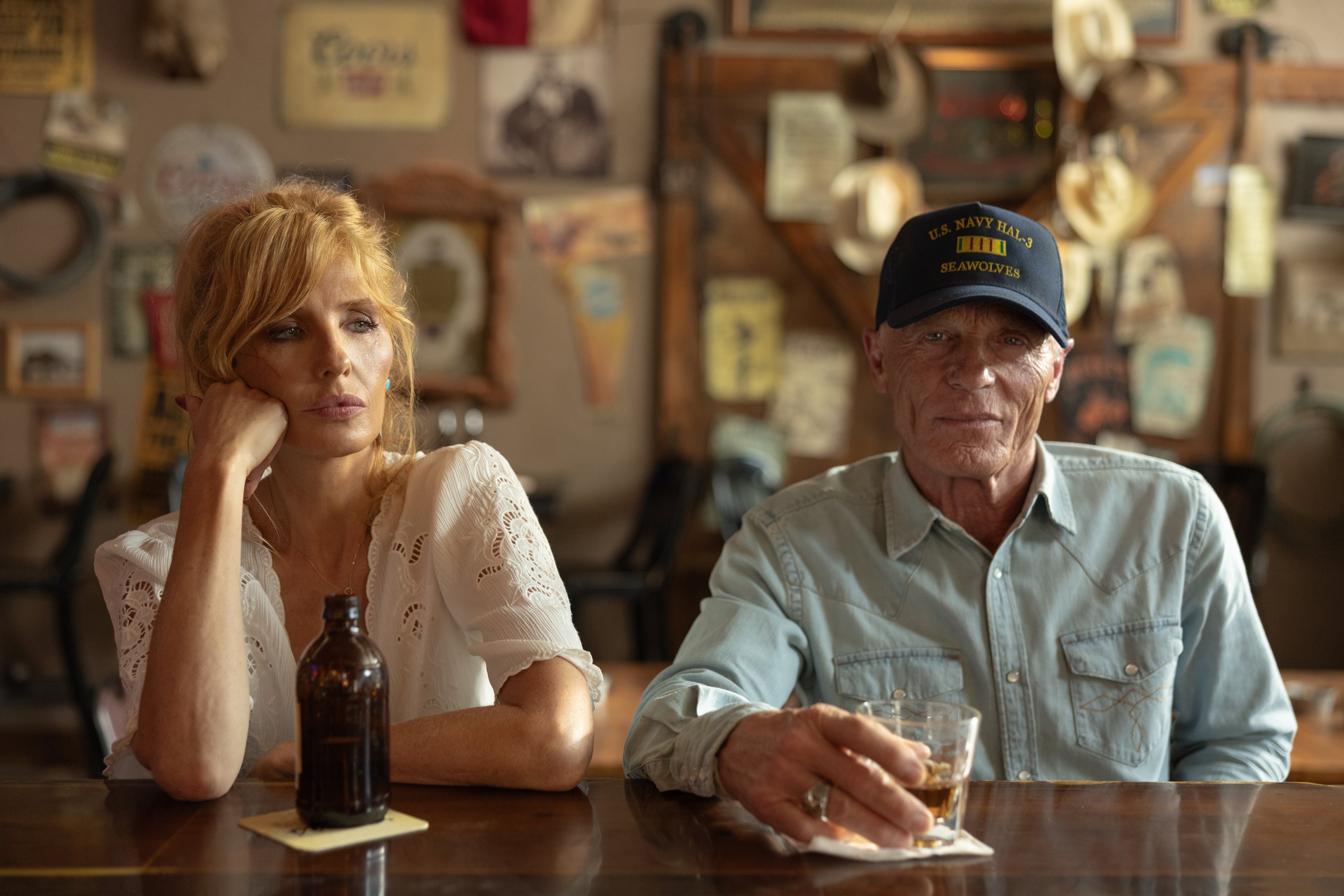 Kelly Reilly y Ed Harris, en el segundo episodio de 'Rancho Dutton'.