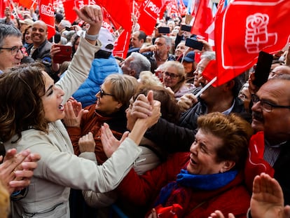 La vicepresidenta primera del Gobierno, María Jesús Montero, y el portavoz en el Congreso del PSOE, Patxi López, saludan a los simpatizantes frente a la sede del partido en Madrid, el sábado.