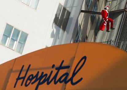 Papá Noel llega al Hospital Maternoinfantil de la Vall d´Hebron, Barcelona.