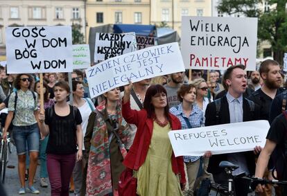 Pancartas con lemas de bienvenida a los refugiados en la Plaza del Mercado de Cracovia, Polonia.