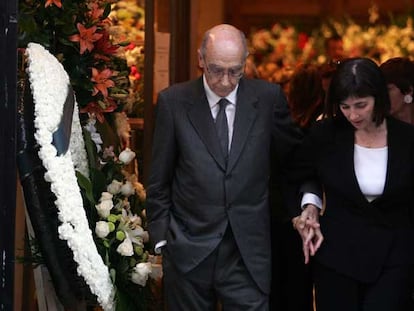 El Nobel de Literatura José Saramago y su esposa, Pilar, llegan a la capilla ardiente.