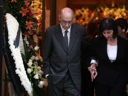 El Nobel de Literatura José Saramago y su esposa, Pilar, llegan a la capilla ardiente.