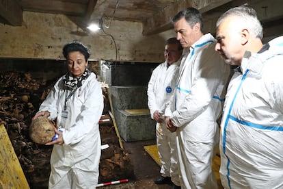 Pedro Sánchez, durante su visita a los  trabajos del laboratorio forense en el Valle de Cuelgamuros, que atiende la demanda de 160 familias que todavía hoy siguen buscando respuestas, el 4 de abril de 2024, en una fotografía distribuida por Moncloa.