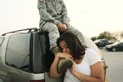 Lucy Hamlin junto a su marido, el militar Timothy Hamlin, esperan volver a su casa en la Base Militar de Fort Hood en Texas (EE UU). Un tiroteo ha causado cuatro muertos y 16 heridos, de los que tres se encuentran es estado crítico.