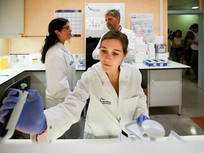 Investigadores en el hospital del Vall d´Hebron, en Barcelona.