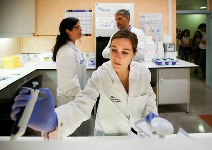 Investigadores en el hospital del Vall d´Hebron, en Barcelona.