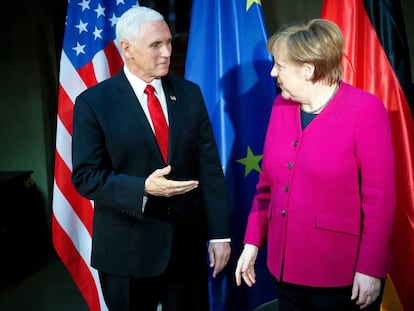 Mike Pence e Angela Merkel, na conferência de segurança de Munique neste sábado.