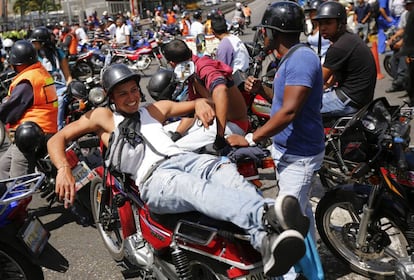 Las motocicletas han sido usadas en robos, secuestros y homicidios, razón por la cual se volverá un delito viajar en moto después de las 9 de la noche