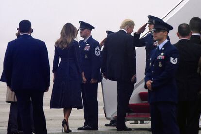 Donald Trump y Melania Trump suben las escaleras del avión presidencial, en Maryland para trasladarse hasta Pensilvania, donde participarán en un homenaje a las víctimas de los atentados terroristas del 11-S.