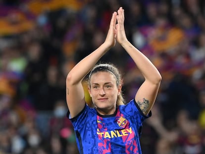 Alexia Putellas saluda al público durante un partido de la Champions League femenina de la pasada temporada.