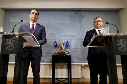 El presidente del Gobierno, Pedro Sánchez, durante su rueda de prensa con el primer ministro finlandés, Petteri Orpo, este miércoles en Helsinki.