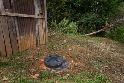 Las aguas negras caen en un depósito conocido como biodigestor. El depósito enterrado en el suelo tarda en llenarse unos dos años, y tras un proceso químico de los deshechos, permite arrojarlos al medio ambiente libre de contaminación.