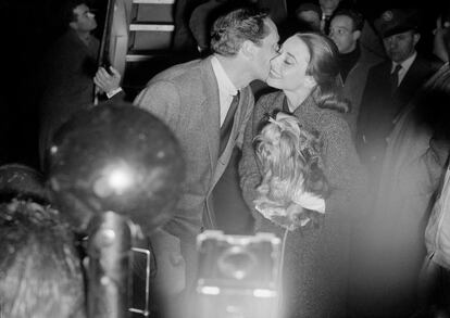 Estuvieron casados 14 años. Aquí, Ferrer recibiendo a Hepburn (y a su yorkshire Mr. Famous) en el aeropuerto de Roma en 1958.