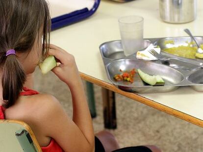 Una niña en el comedor escolar del Colegio Vicente Mortes de Paterna, habilitado para atender a hijos de familias necesitadas en verano.