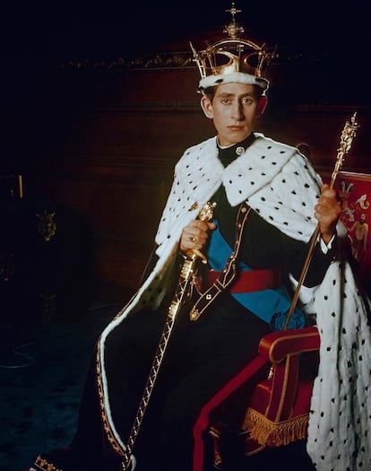 1969, el Príncipe de Gales posa con su investidura real.  