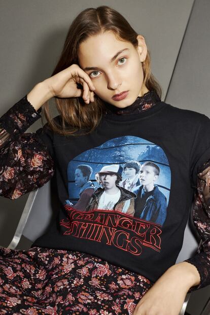 Topshop también se ha aliado con Netflix para lanzar el merchandising de tus sueños. Un ejemplo, esta camiseta oversize tan ochentas que pega con todo.