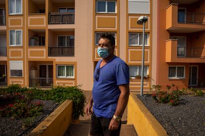 Enrique Pons de 56 años, vecino del barrio de San Borondón del municipio de Tazacorte, carga las cosas en su coche para abandonar el barrio por estar confinados y con miedo de lo que pueda hacer la lava.