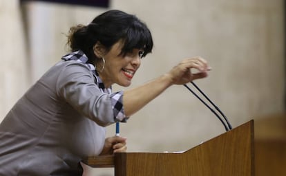 "No nos tiendan tantos manos y quítenos alguna mano de encima, acabemos con el machismo y el paternalismo", le dice Teresa Rodríguez, representante de la coalición de Podemos e IU, a Moreno y le recrimina falta de contundencia ante lo que considera "un problema estructural".