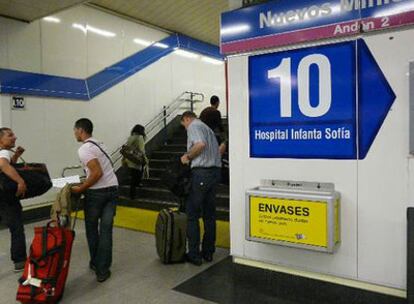 Papelera para la recogida de envases, latas y <i>bricks</i> en una estación de la línea 8.