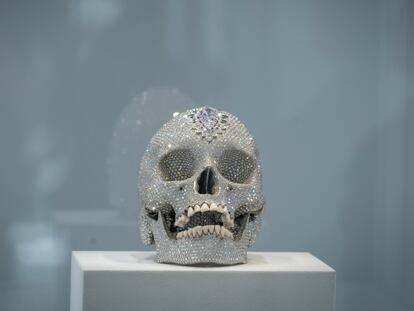 Un cráneo con diamantes incrustados en la exposición 'Vivir para siempre por un momento', en el Museo Jumex.