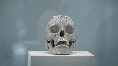 Un cráneo con diamantes incrustados en la exposición 'Vivir para siempre por un momento', en el Museo Jumex.