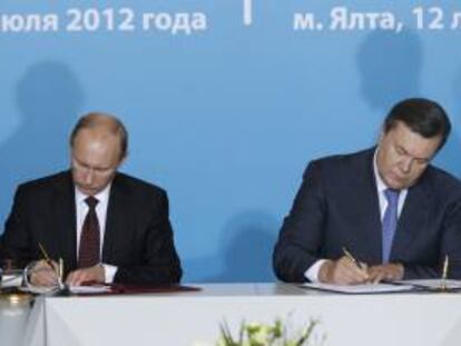 Los presidentes de Rusia, Vladímir Putin (izda), y Ucrania, Víctor Yanukóvich, firman una declaración conjunta sobre la delimitación de sus fronteras marítimas. EFE/Archivo