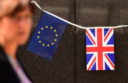 Banderas británica y europea, en la sede de la CE en Bruselas.