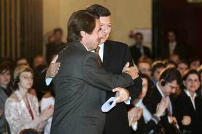 José María Aznar abraza a José Manuel Durão Barroso, ayer en un acto de la fundación FAES.