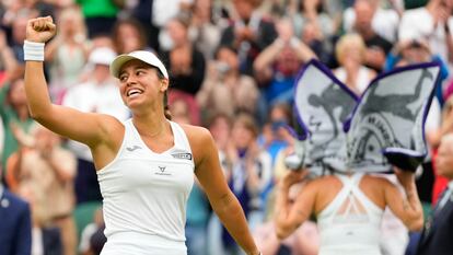 Jessica Bouzas celebra después de vencer a Marketa Vondrousova en Wimbledon.