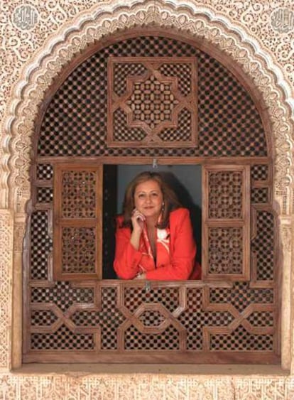 Mar Villafranca, en una ventana de la sala Dos Hermanas de la Alhambra de Granada.