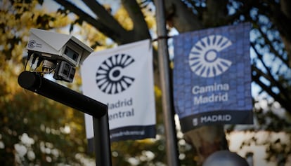 Los logotipos de Madrid Central, en el centro de la capital.