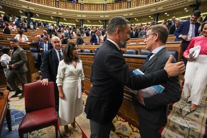 Abascal, líder de Vox, saluda a Feijóo