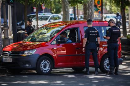 Agentes de la Policía Nacional detienen un vehículo para ser registrado en uno de los controles desplegados por la capital durante los días previos a la Cumbre de la OTAN en las inmediaciones de la Embajada de Estados Unidos, donde se alojará el Presidente de Estados Unidos, Joe Biden.