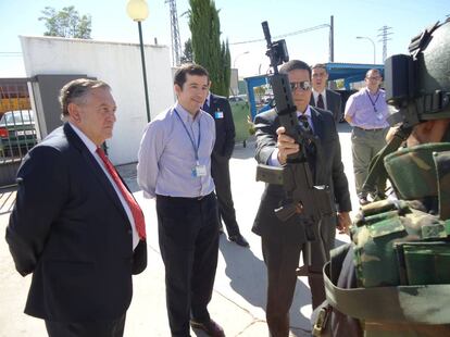 Tom Sarobe, de gravata vermelha à esquerda, junto com o general Mourão, que segura uma arma. 