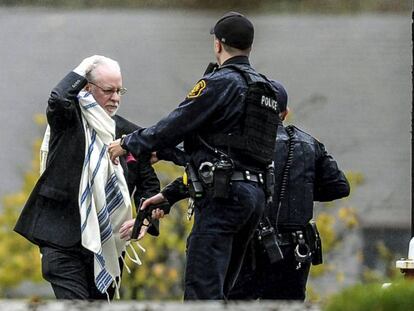Un hombre habla con la policía tras salir de la sinagoga del tiroteo.